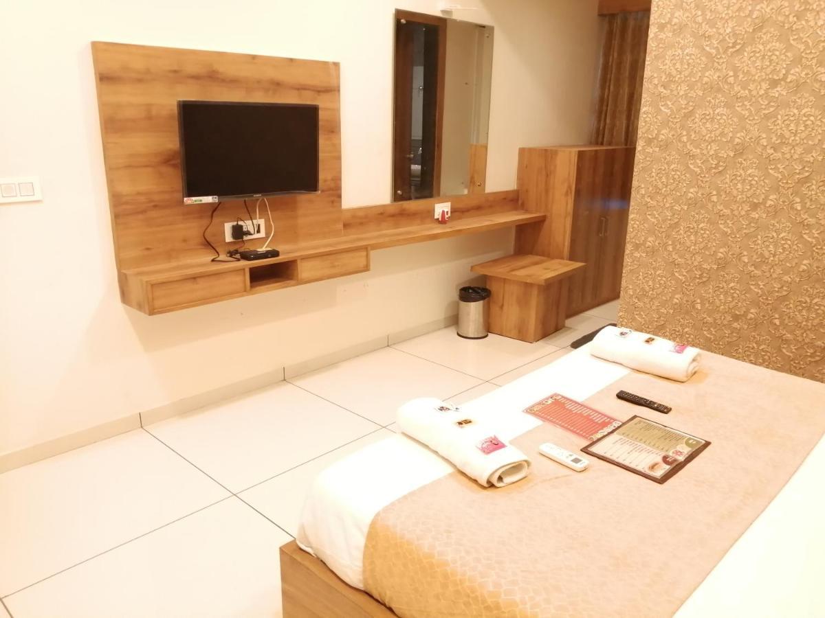 Hotel Golden City فَدودارا المظهر الخارجي الصورة